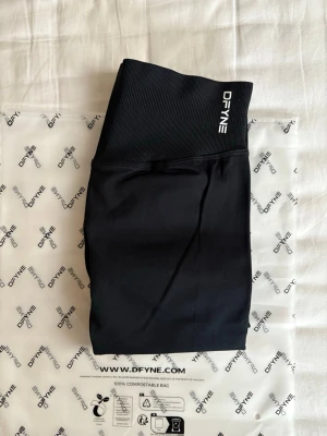 Nya leggings Dfyne Impact - Nya Dfyne leggings i färgen midnight black, storlek S. Säljer då dom inte passar och jag har redan köpt i en större storlek. Nypris ca 530 kr + frakt. 