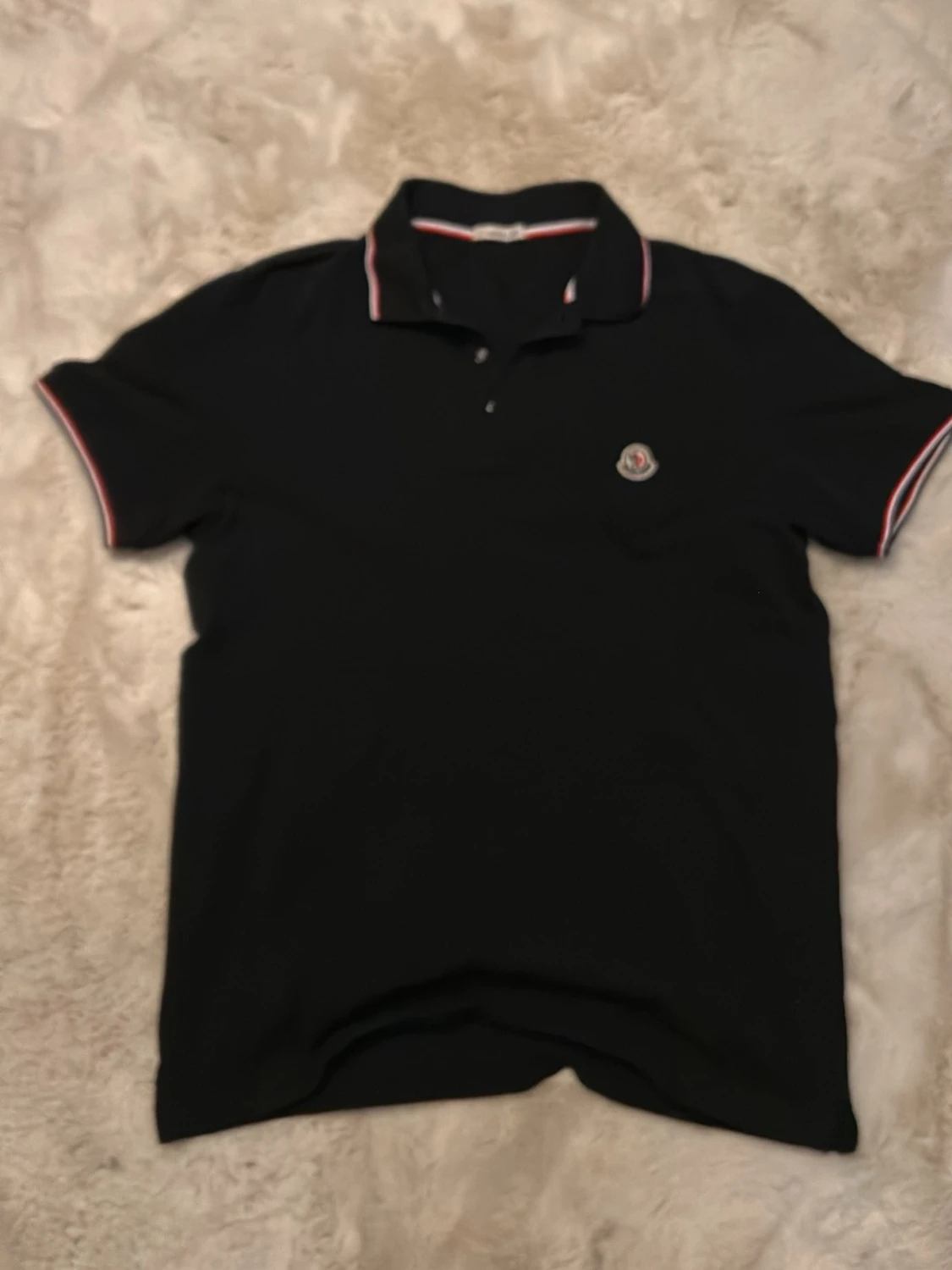 Riktigt snygg Svart pikétröja med rödvit kant - 6