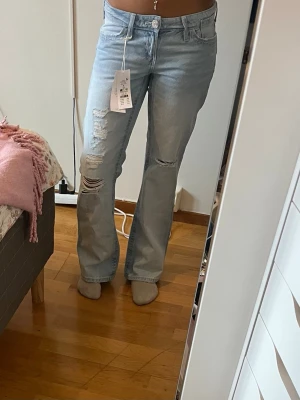 Lågmidjade jeans  - Säljer dessa super snygga lågmidjade jeans från Gina. De e helt o använda med prislappen på! 