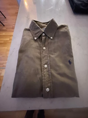  Ralph Lauren skjorta - Säljer en frasch polo skjorta (i storlek S ) ny pris ligger på 1799kr vårat pris ligger på 450kr. Hör gärna av er vid intresse!