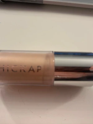 Hickap Swirling Lights Highlighter - Flytande highlighter från Hickap i nyansen Swirling Lights. Kommer i en smidig tub med silvrig applikator och ger en ljus, skimrande finish. Perfekt för att framhäva kindben och ge glow till din makeup. Innehåller 7 ml.