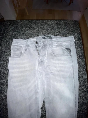 Replay anbass - Grå Replay anbass jeans. W33 L30/32. 9,5/10 skick, knappt använda. Hör av er med prisförslag och frågor