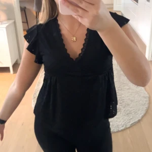 Svart blus med volangärmar - Säljer en svart blus med v-ringning i Stolek M. Tror den är ifrån Only men är inte helt säker❤️