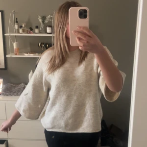 Beige stickad tröja. - Mysig beige stickad tröja med trekvartsvida ärmar. Stolek M ifrån gina tricot🥰