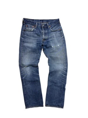 Sjukt snygga Levi's 501 - Klassiska blå jeans från Levi's med rak passform och fem fickor. Jeansen har en snygg tvättad look med lätt slitna detaljer och synliga sömmar. Perfekta för en avslappnad stil och passar till det mesta.