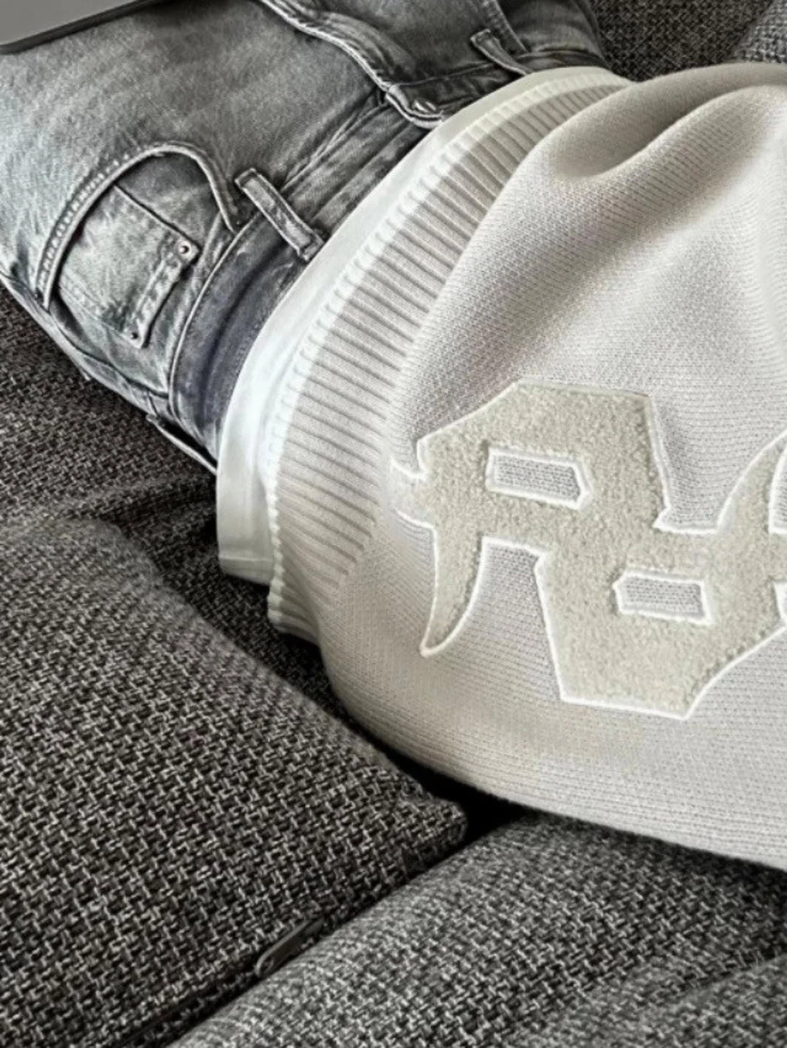 Grå stickad tröja med text - 5