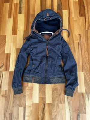 Jacka i storlek s/xs - Fin jacka i storlek xs/s mått finns, märket är naketano, kom gärna med bud!