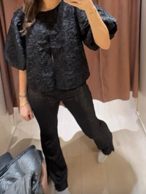 Festtopp - Supersnygg festtopp som kan användas både som topp men även som bolero till en klänning eller likande 🖤