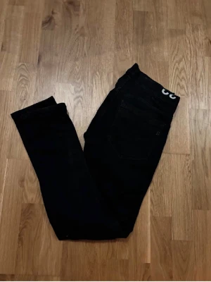 Dondup george - Säljer ett par svarta dondup george.. Jeansen har smal passform och är tillverkade i stretchigt material för extra komfort. Perfekta för en stilren och modern look.