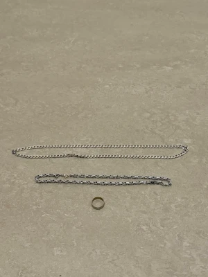 Silverfärgat kedjearmband - Stilrent armband i silverfärgad metall med klassisk kedjedesign. Perfekt för dig som gillar minimalistiska accessoarer med en tidlös känsla. Lätt att matcha med andra smycken och passar till många olika stilar.