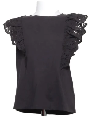 Svart topp med volangärmar - Snygg svart topp med breda volangärmar i spetsdetalj. Toppen har rak passform och är ärmlös med dekorativa hålbroderier på axlarna. 
