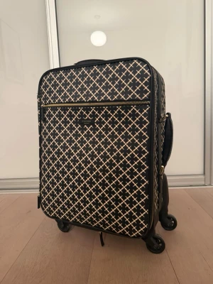 Malene Birger kabinväska - Snygg kabinväska från Malene birger i svart och beige. Väldigt fint skick! Ingår även en liten neccesär till ish💕