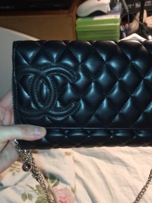 Svart plånbok väska med kedja - Plånboks väska CC, kedja kommer till så man kan bära den som en  axelväska