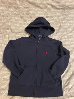 Ralph Lauren - den är unisex det är polo det faktiskt jätte bra men det bara jag har jätte långa armar så det inte bra för mig storleken är XXS asså det passa mig men det bara mina armat