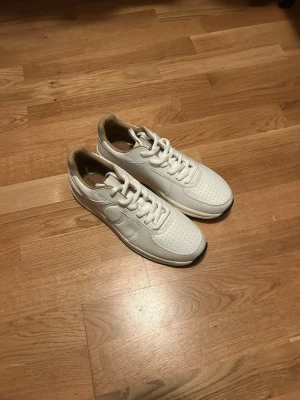 Nya Björn Borg Skor - Vita Björn Borg skor/träningsskor i storlek 39. Helt nya och oanvända.