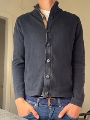 Massimo dutti tröja - Säljer en riktigt snygg tröja från Massimo dutti, skick 9/10 storlek-passform Xs-S, hör av dig om du har några frågor eller funderingar! Pris kan du diskuteras vid snabbt köp!