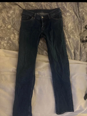 Mörkblå raka jeans  - Säljer ett par jättefina mörkblå raka jeans . Dom är lågmidjade och i bra skick!! Säljer för att dom tyvärr blivit för små💗