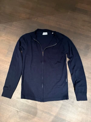 Marinblå merinoullkofta Lindbergh - Mörkblå zip cardigan från lindebergh | storlek xs | merinoull | använd ett fåtal gånger | hör av er vid frågor |