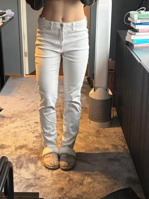 Vita skinny jeans H&M - Snygga vita jeans från H&M, lite stora på mig då jag brukar vara storlek 36 och dessa är storlek 38 💕 Perfekta nu till våren🌼 Kommer från rökfritt och djurfritt hem! Se också skicket på bilderna och skriv om du vill ha fler detaljer som tex mått eller fler bilder☺️