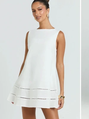 Vit klänning - Så fin vit klänning från Showpo. Den är aldrig använd, och i nytt skick med prislapp kvar. Så somrig och perfekt till student eller andra tillfälle .