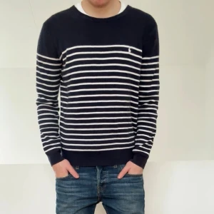 Blå Randig Ralph Lauren tröja - Säljer en sjukt fet randig tröja från Ralph Lauren i färgen mörkblå. Tröjan är i bra skick då den har varit väl omhändertagen förutom att en av nacklapparna trillar av men inget som påverkar själva tröjan! Dne är i strl S och sitter även som S. Hör gärna av er vid frågor elr funderingar!!