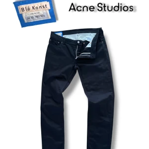 Svarta Acne Studios Blå Konst jeans - Säljer ett par feta Acne Studios Blå konst jeans i mycket fint skick!!💫 || Det kan förekomma lite damm (enkelt att få bort) men annars 9/10 i skick || storlek 34/32 || Hör av er vid frågor!! Pris kan diskuteras !!🙌🏻