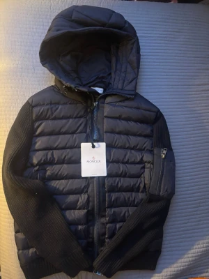 Moncler cardigan  - Säljer en helt ny och oanvänd mörkblå moncler cardigan. Storlek M men är liten i storleken, passar s också.