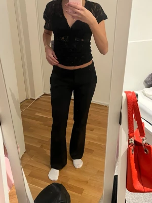 Populära kostymbyxorna från BikBok - Som nya. Kostymbyxorna låga, flarr, tror modellen hete Vera kostymbyxor. Dem populära från BikBok 