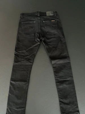 Nudie Jeans Lean Dean - Ett par riktigt schyssta nudie jeans i modellen Lean Dean! De är i ett rätt bra skick men har tyvärr ett hål i den vänstra fickan (se bild) därav det mycket låga priset! Men är utöver detta ett riktigt fint plagg!👌Skriv om du är i behov av fler bilder på plagget eller om du har någon fundering!📸🖋️ Fraktar alltid dagen efter beställning om inte samma dag!📦