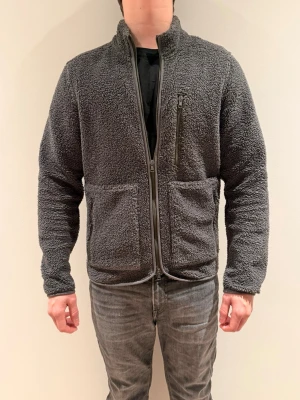 Hansen & Jacob fleece - Säljer denna fleece från Hansen & Jacob i storlek S. Slutsåld i denna färgen sen förra året, när den köptes. Använd 2-3 gånger