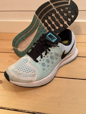 Nike ljusblå sneakers med svart swoosh - Nike sneakers i ljusblå storlek 36.5 .. Enligt bild.