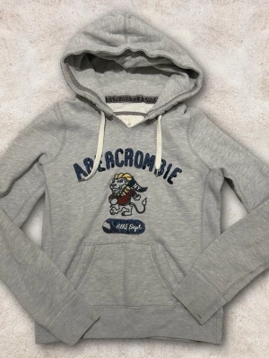 Abercrombie & fitch hoodie XS - En fet tröja från abercrombie & fitch storlek XS. Färg grå. Bra skick! 😀