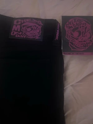 Svarta Cheap Monday jeans - Säljer ett par svarta jeans från Cheap Monday annvända en gång inget tecken på användning, storleken är 27:32 men har lagt upp byxorna så nu är de i längd 30 passar nån som är runt 160cm. 
