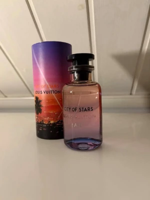 Louis Vuitton City of Stars  - Säljer nu splitt på Louis Vuitton City of Stars. Storlekarna som finns är 2,3,5 ml men 10 och 30 går även att lösas. Frakt kan lösas privat eller via plick. Priser||109|149|199| Skriv vid minsta lilla fundering🙌           🚨Denna parfym kommer bli discontinued så passa på att prova så ni hinner köpa innan den försvinner. 