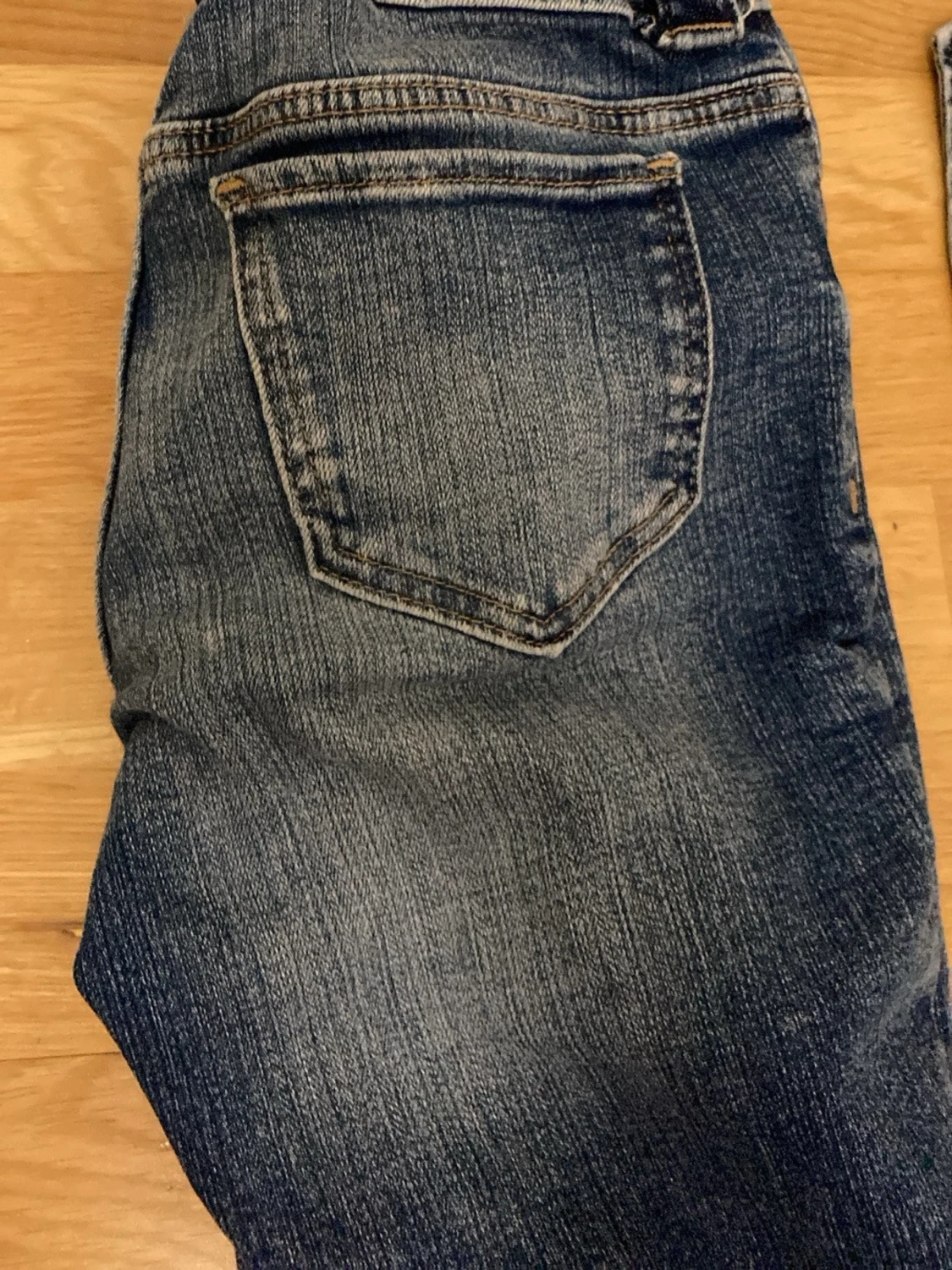 Blå bootcut jeans med bälte för barn  - 1