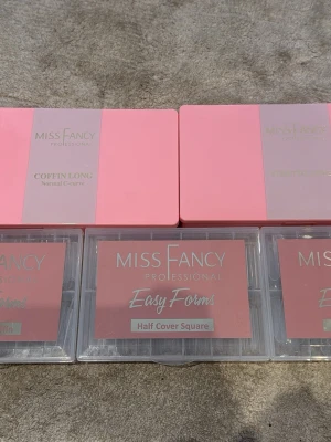 Miss Fancy nageltippar mixade former - Säljer flera askar med nageltippar från Miss Fancy Professional. Innehåller olika former som Coffin Long, Half Cover Coffin och Half Cover Square. Tipparna är genomskinliga och kommer i praktiska plastaskar med rosa etikett. Perfekt för dig som vill fixa snygga naglar hemma. Säljs för 80kr styck eller 350 för alla 