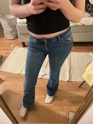 Mörkblå low waist jeans - För små därav säljer jag. Storleken är runt 32 eller xs/s. Köpta för 500 /400 kr