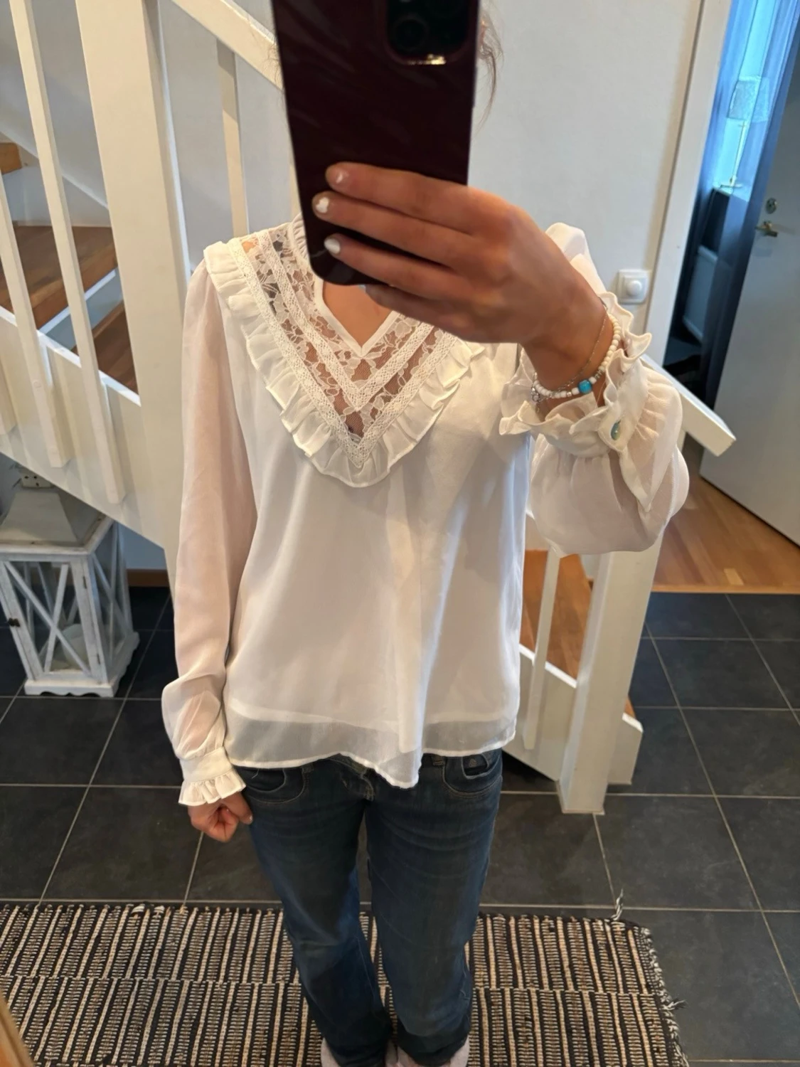 Vit blus med spets och volang - 1