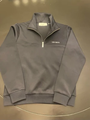 Les Deux Half-zip - •En stilren och bekväm half zip som passar bra till vardag men även finare tillfällen👔                                     •Fick i present så bara testat den men insåg att den var lite för stor 👕                                                                  •Nypris: Ca 800-900kr💸                                                                  •Vid fundering tveka inte att höra av dig!🕺