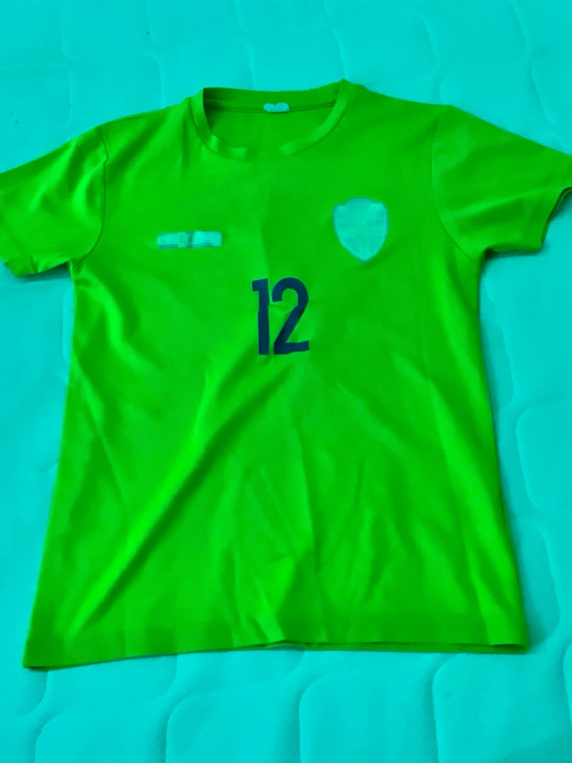 Neongul t-shirt med tryck och nummer - 1