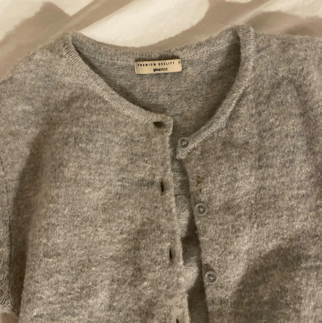 Ljusgrå basic kofta med knappar - 3