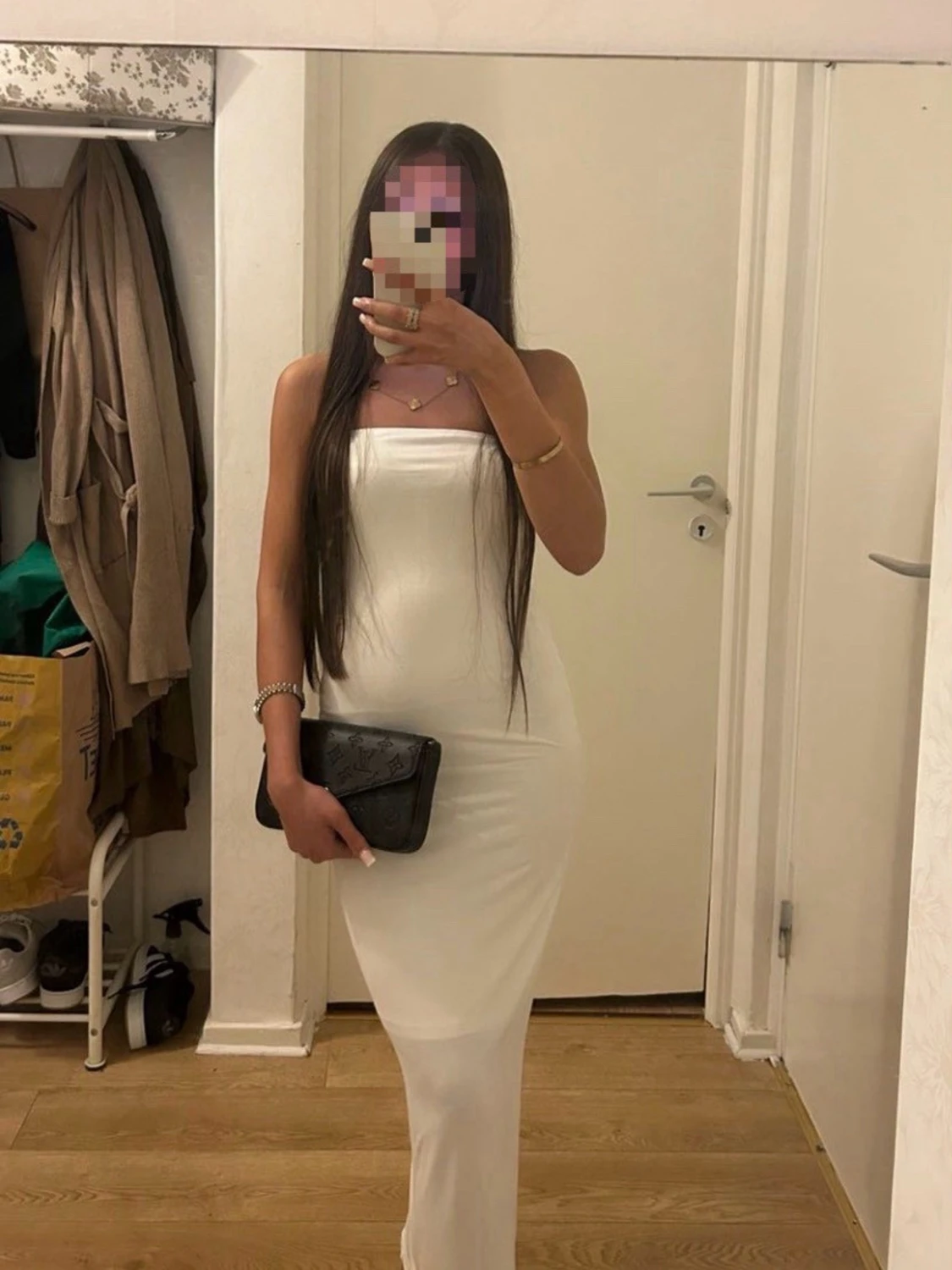 Vit axelbandslös långklänning