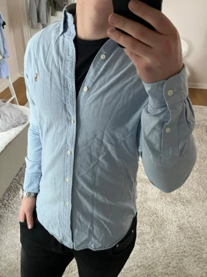 Ralph Lauren skjorta slim fit  - Ralph Lauren | skick 9/10 | Storlek M | Pris - 499kr | Modellen är ca 179cm lång | Hör av dig vid minsta fråga eller fundering!!