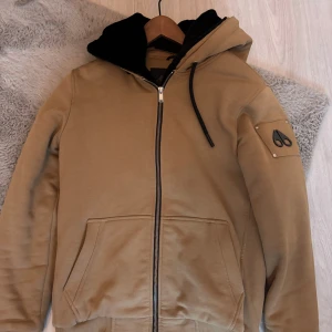 Moose knuckles bunny - Säljer min moose knuckles bunny hoodie. Nyskick på den använd max 8 gånger. Tags finns. Köpt för 4700kr på nk Stockholm. Priset är självklart diskuterbart. Fraktas inom 48 timmar😀
