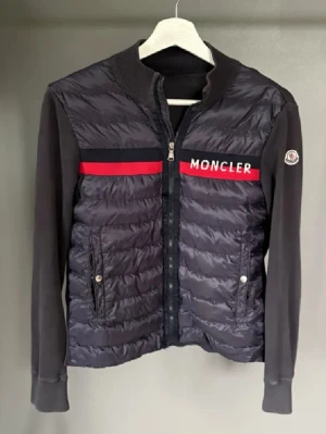 Moncler cardigan  - Ritkigt snygg Moncler cardigan, passar runt 156, har en defekt vid dragkedjan som syns på bild men annars bra skick