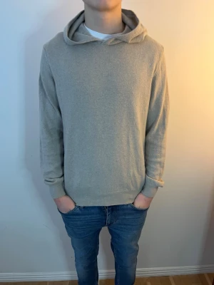 Oscar Jacobson cashmere hoodie - Riktigt fet beige cashmere hoodie från Oscar Jacobson. Hoodie är i topskick utan några defekter. Storlek xs. Modellen är 175 och väger 61kg. Hör av dig vid minsta fråga eller fundering!