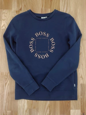 Hugo boss tröja - Mörkblå Hugo Boss tröja - Storlek S/14y (164-171cm) - Skick 10/10 - Denna modell säljs ej längre av Hugo Boss! -  Hör av er vid minsta fundering!