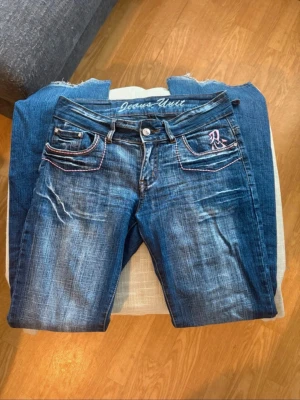 Lågmidjade bootcut jeans  - Superfina lågmidjade jeans med broderade fickor❤️ Strl 27 dm för fler bilder ❤️