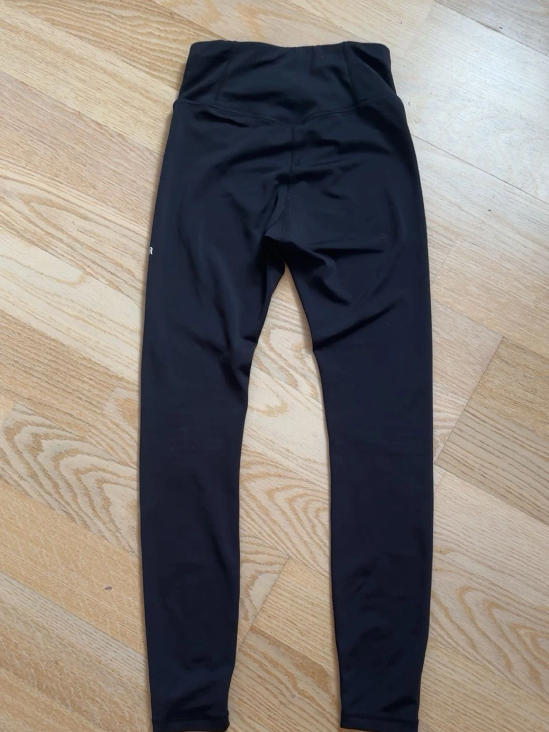 Svarta leggings från Stronger - 1