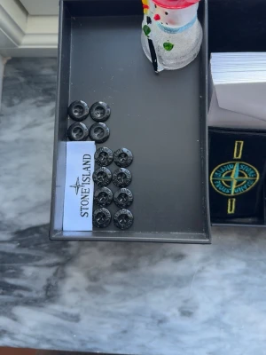 45kr för 2knappar Stone Island knappar - Söker knappar STONE ISLAND  2olika du kan välja mellan de 